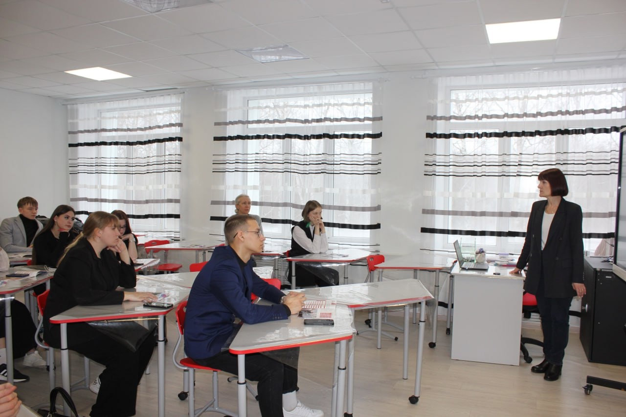 29.01.25 прошла встреча Поступай в ПГУ на ФПТЭТ с учениками 10 и 11 классов г. Сердобска и пригородных районов, старший преподаватель каф. СЛПиМ, Дурина Татьяна Анатольевна совместно с ОПР посетили МОУ СОШ №1, Лицей №2 и МОУ СОШ №4